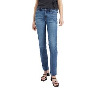 Women’s Levi’s straight leg jeans